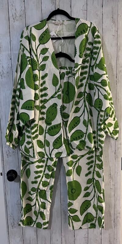 Two pieces suite white and green - طقم قطعتين ابيض و اخضر